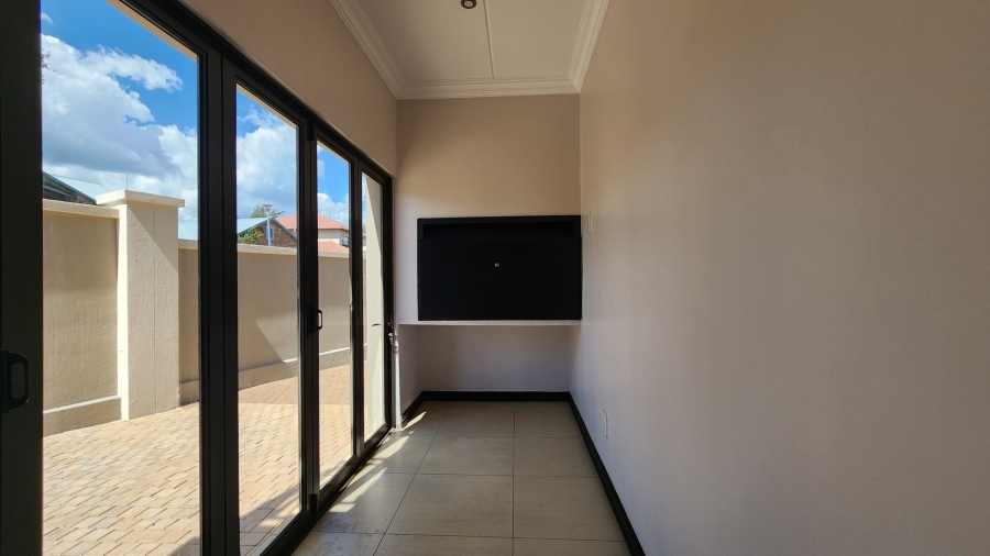 To Let 6 Bedroom Property for Rent in Tuscany Ridge North West